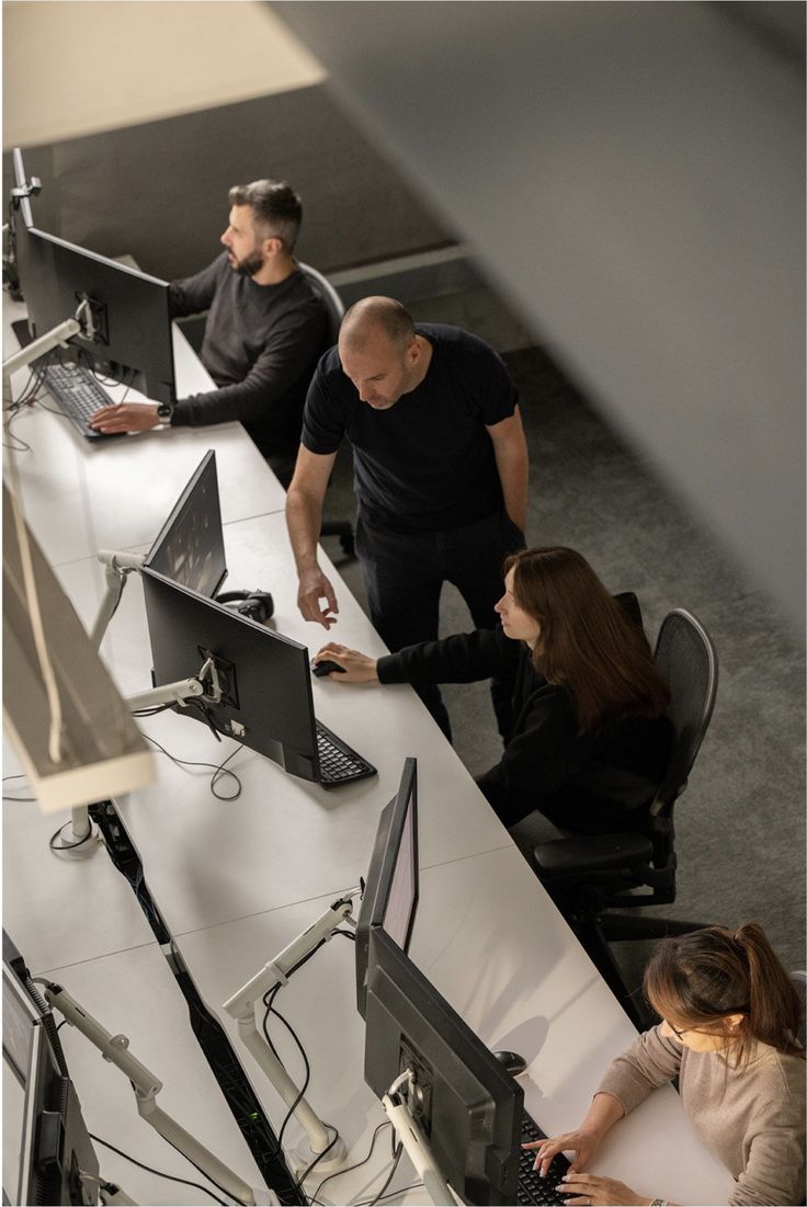 Biblioteca clássica representando a missão da Goldstay Foundation